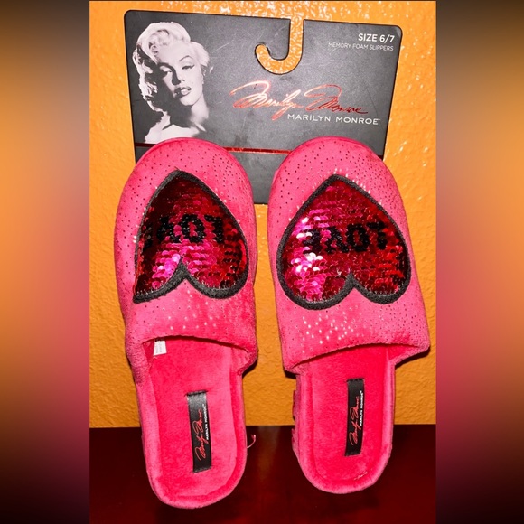 Marilyn Monroe slippers - Picture 1 of 2